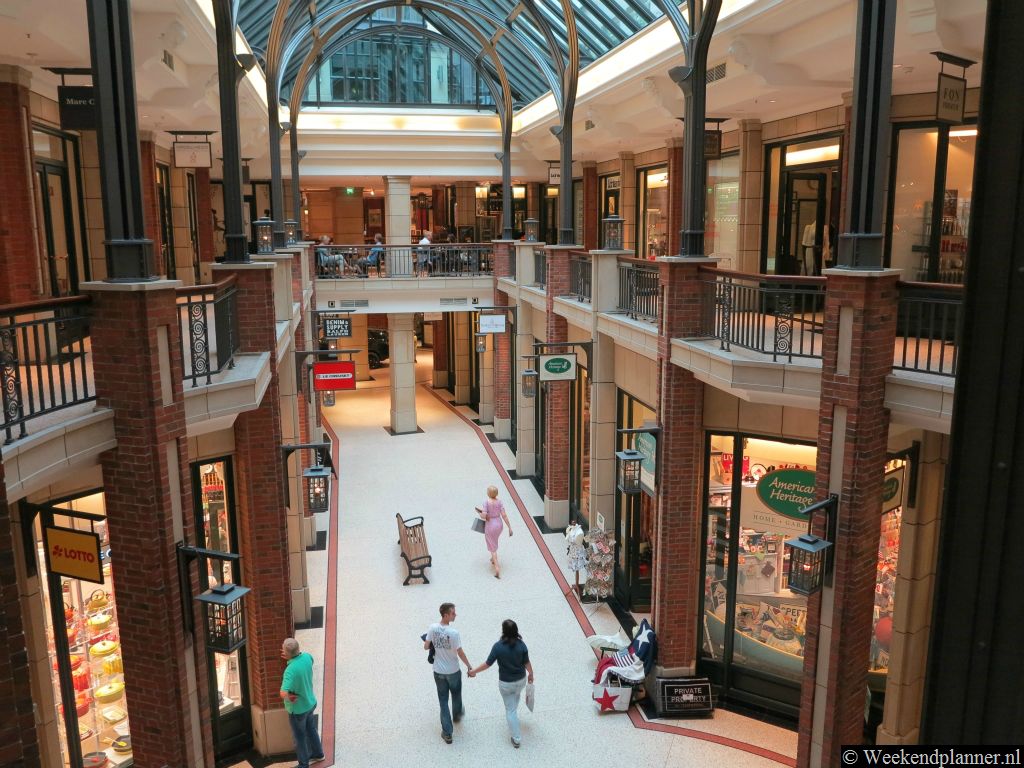 Het mooiste winkelcentrum van Hamburg is het Levantehaus Hamburg. Dit winkelcentrum uit het begin van de 20ste eeuw ligt ook in de winkelstraat Mönckebergstraße.  Tip:   Winkelen in Hamburg.